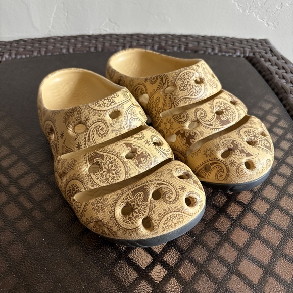 Keen Yogui Arts Slip On Clog Shoes Cafe Latte Paisley Size 7 - Picture 2 of 9